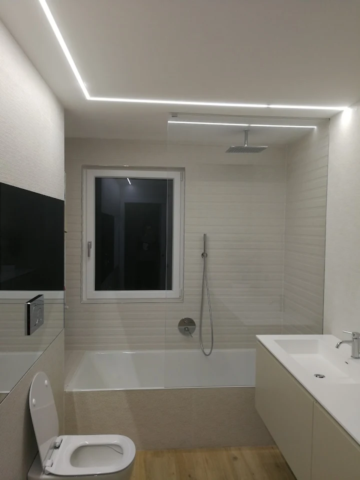 Ristrutturazione bagno moderno con vasca, doccia a soffitto e illuminazione LED a soffitto, realizzato da Fattarelli S.r.l. a Milano