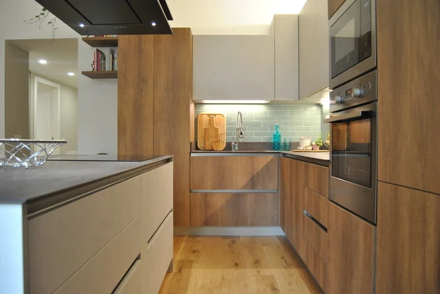Cucina su misura con piano cottura a induzione, cappa integrata e impianto idraulico realizzato da Fattarelli S.r.l.